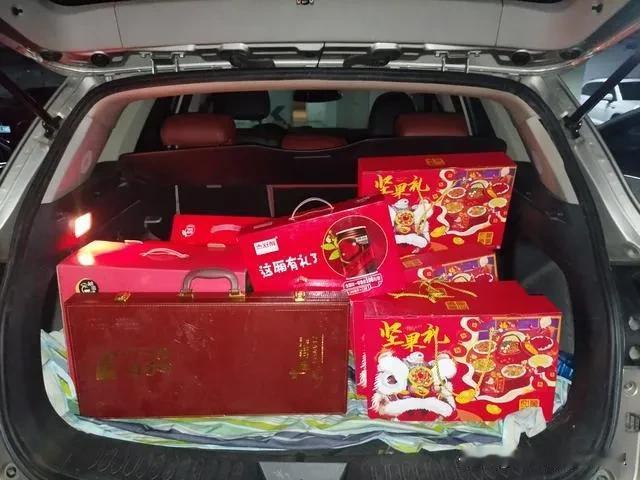 今天算了算初二回娘家拜年和初三带老爸老妈回外婆家拜年所花费的钱。初二我准备了50