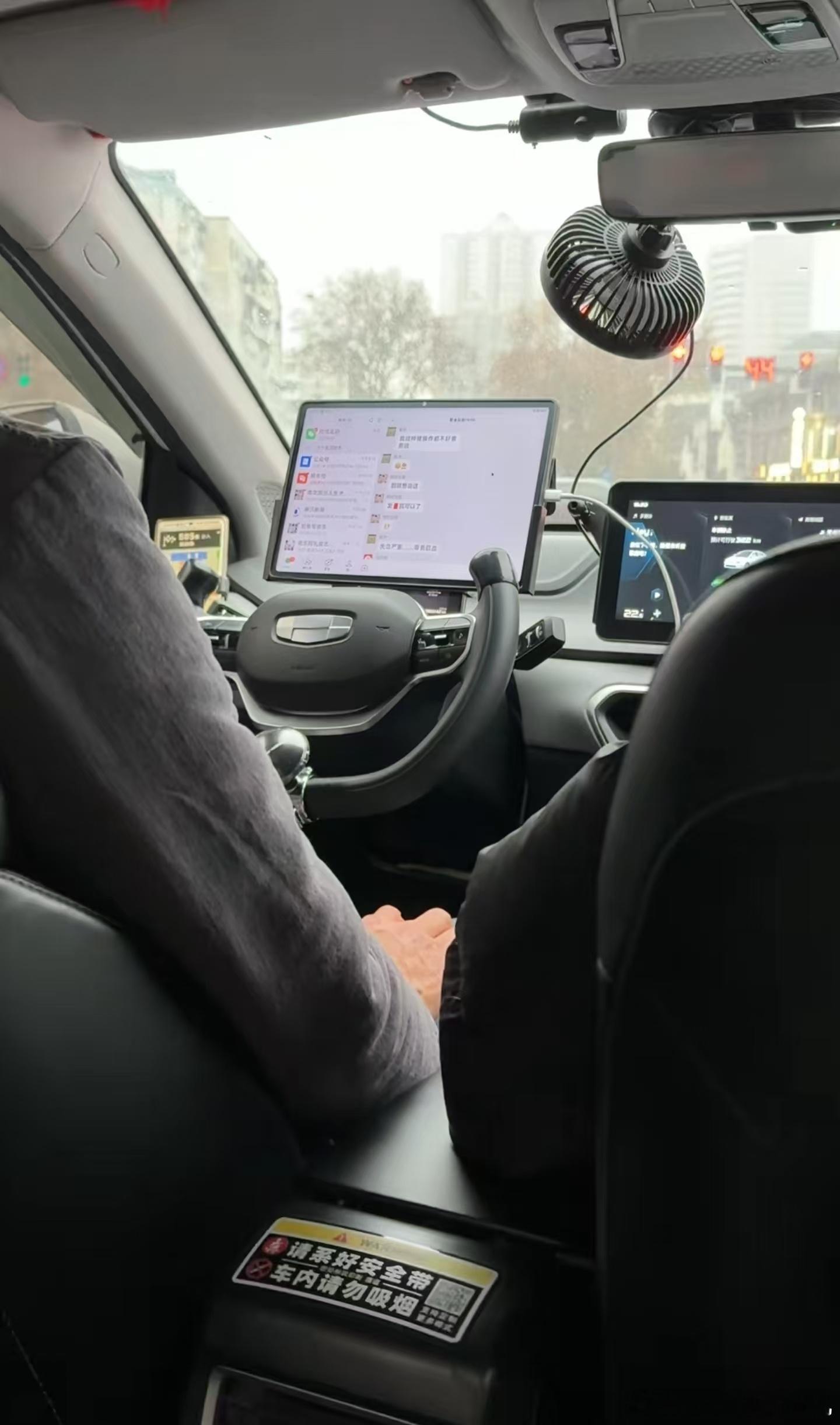 这个半幅方向盘应该是改的吧？ 不记得帝豪有过这个配置 这么多线束以及半幅方向盘，