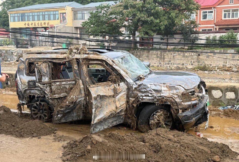 方程豹给见义勇为车主送车救援英雄遇洪水奇迹生还 ​​​为了救人不惜一切代价，好人