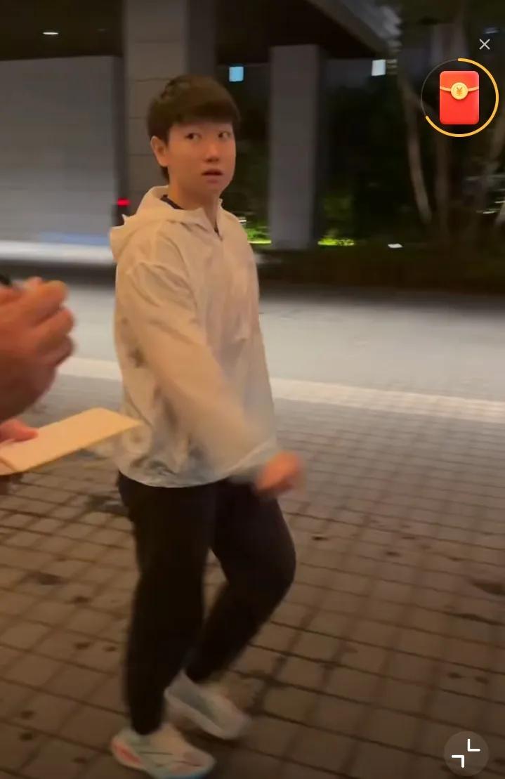 昨晚国乒女队分头出发吃饭去了[笑哭]。
昨晚莎莎和马琳指导、大迪、陪练闫禹橦等一