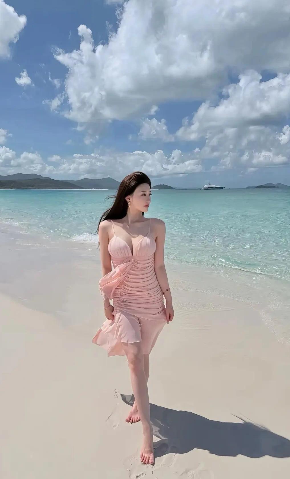 这应该算是妥妥的玻璃海滩了吧[灵光一闪]
玻璃海 沙滩 美女小姐姐