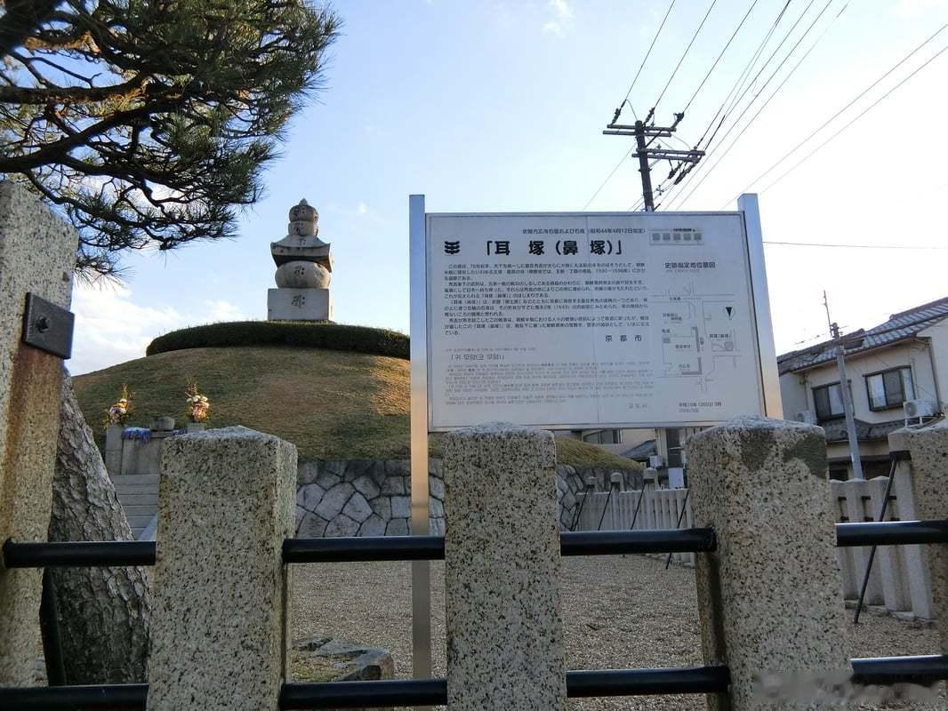 大批日本民众排队参拜靖国神社干脆新仇旧恨一块算，把京都府的鼻冢也铲了。 