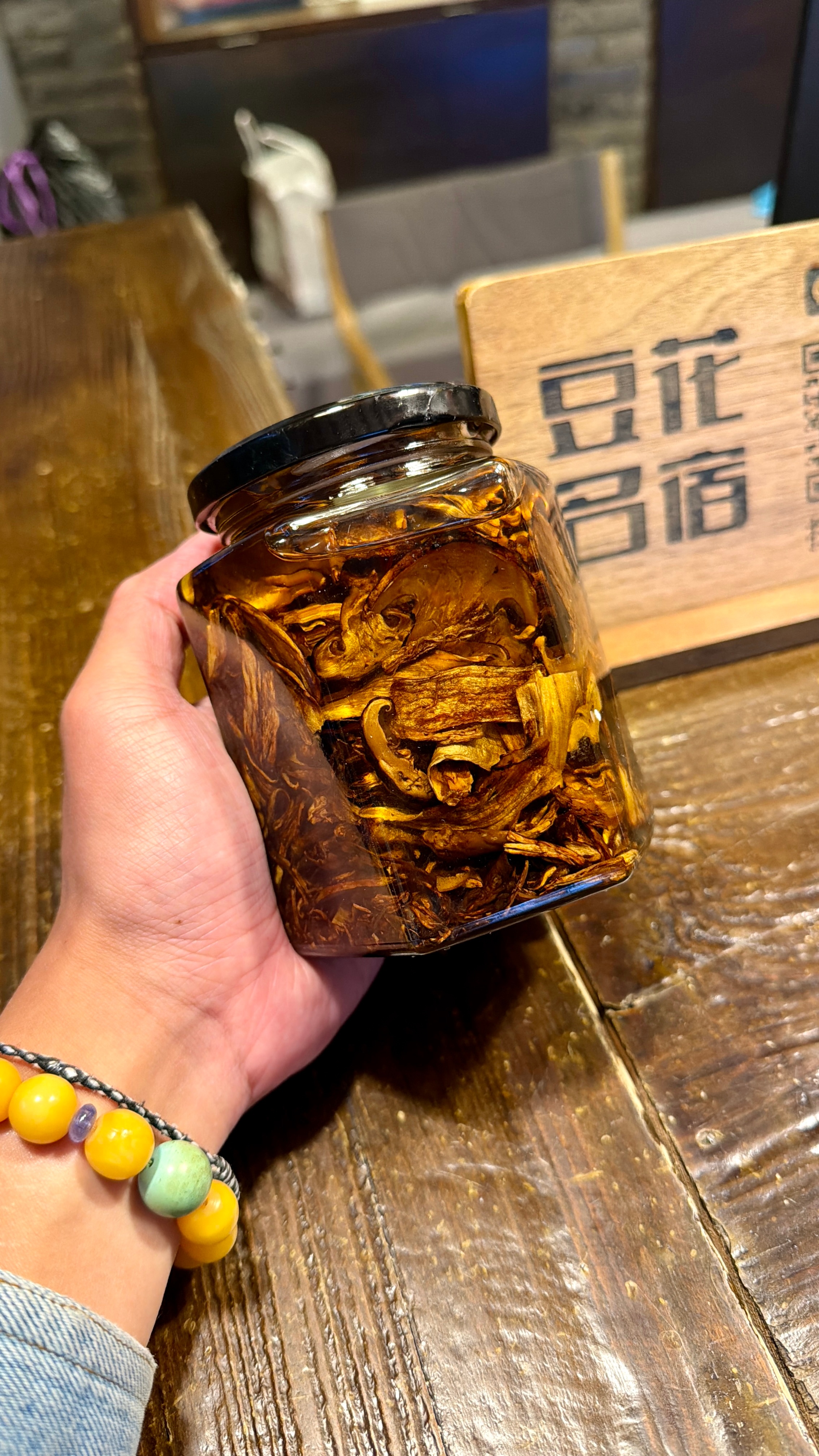 我们客栈大姐用休息时间炸的松茸油，真正拿松茸来炸的，瓶子里面也是松茸，没有参杂别