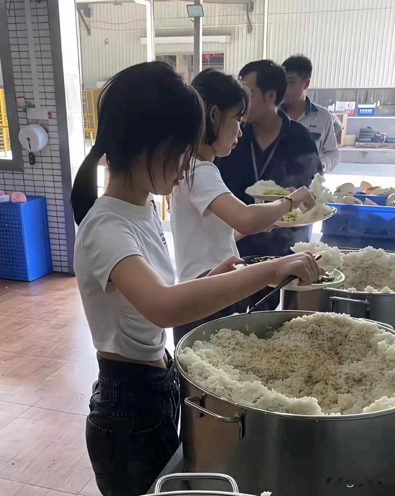 为什么工厂上班的女孩子吃这么多还这么瘦？