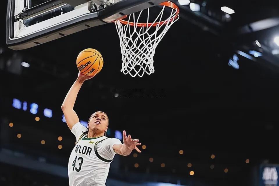 在今年的NBA选秀大会中，原本手握首轮第25号签的洛杉矶湖人与原本手握首轮第24