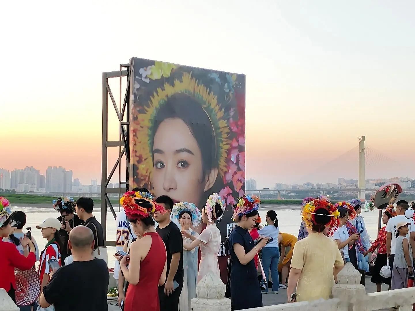 蟳埔村给赵丽颖簪花立超大招牌蟳埔村给赵丽颖立超大招牌 蟳埔村给赵丽颖簪花立超大招
