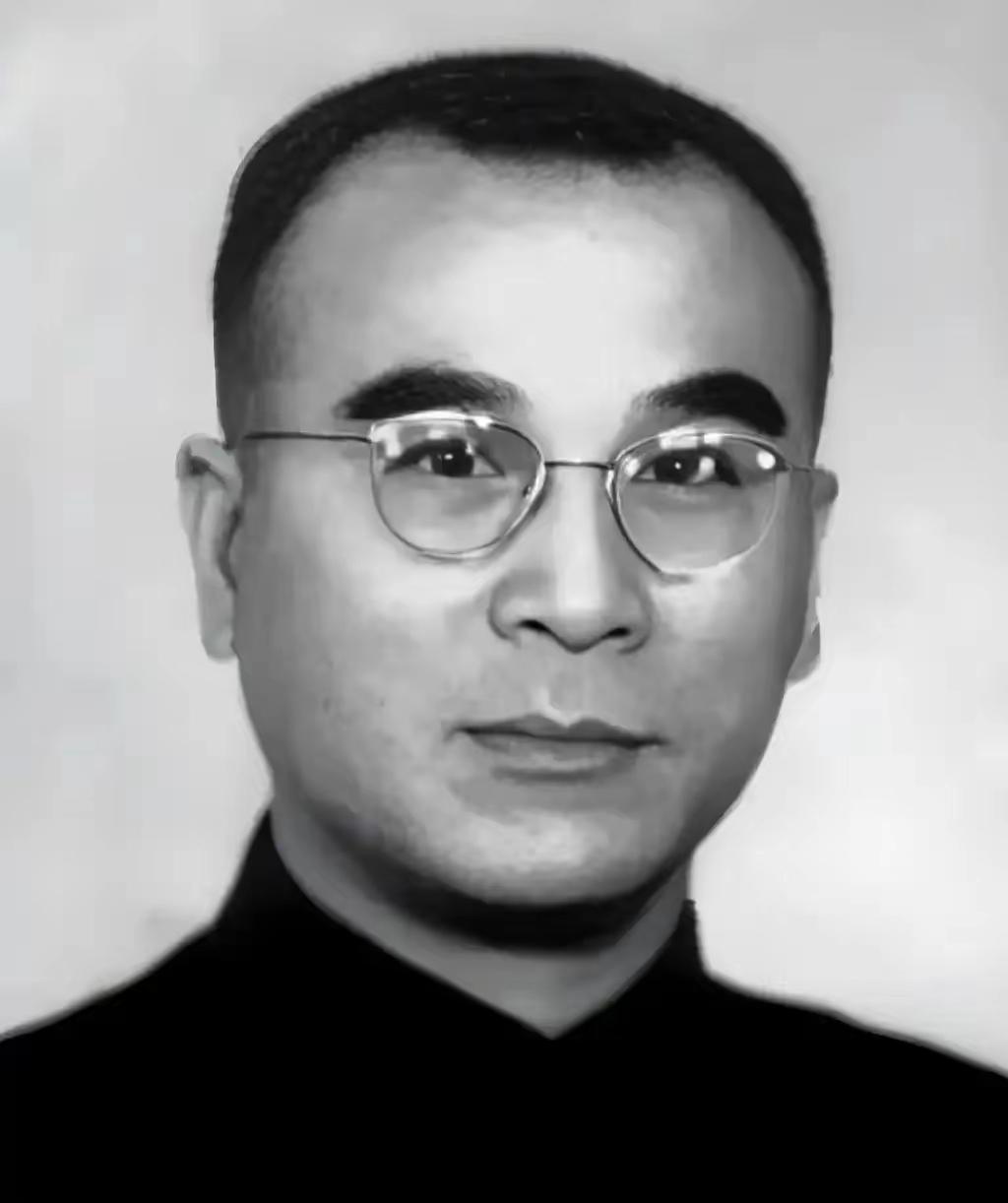 1949年，南京上万名政治犯即将被集体处决，身为国民党高官的杨兆龙，在枪口抵住后