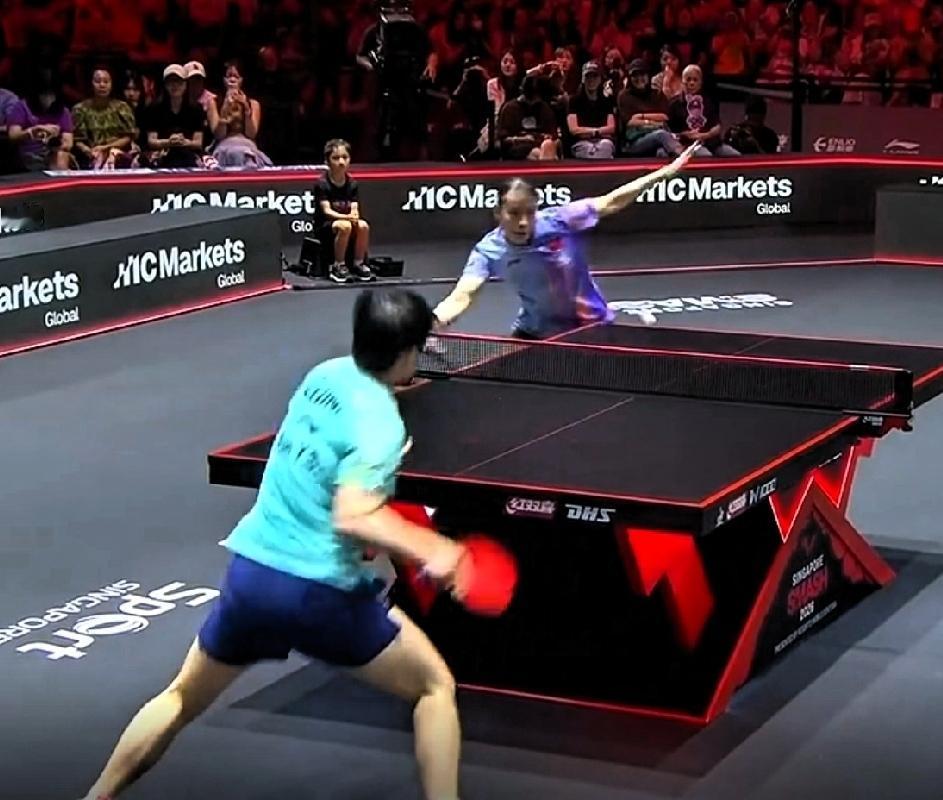 乒乓快讯：
新加坡大满贯女单1/8决赛中国德比，孙颖莎以11-2，7-11，11