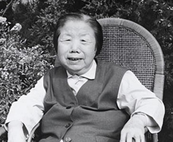 1992年，邓颖超离世，走后，秘书赵炜向中央递交了四个请求，可中央看完请求后，直