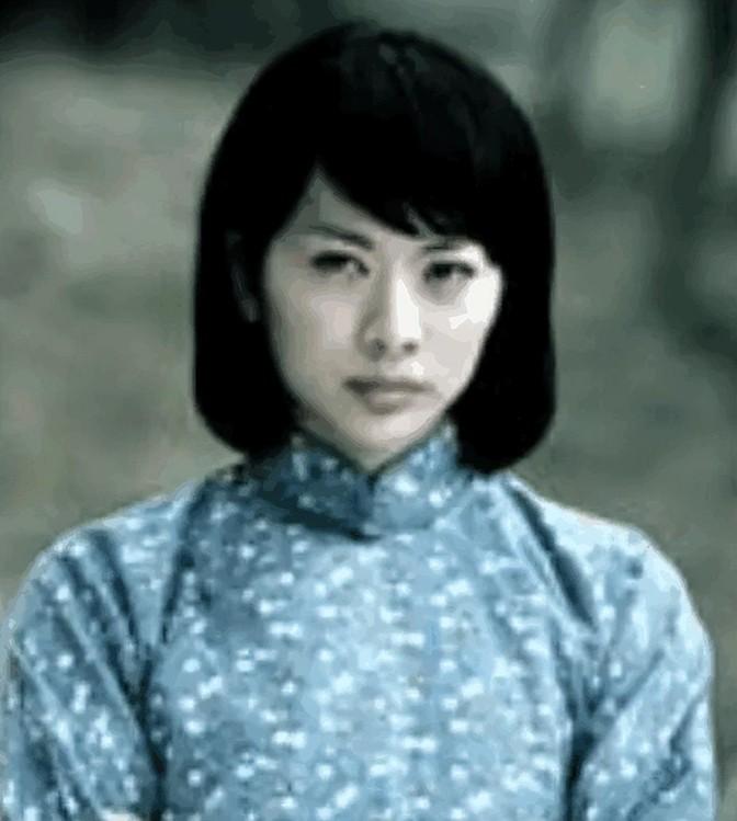 1941年，“双枪老太婆”莫林被抓，在送到日本人的集中营之后要被活埋，挖好坑以后