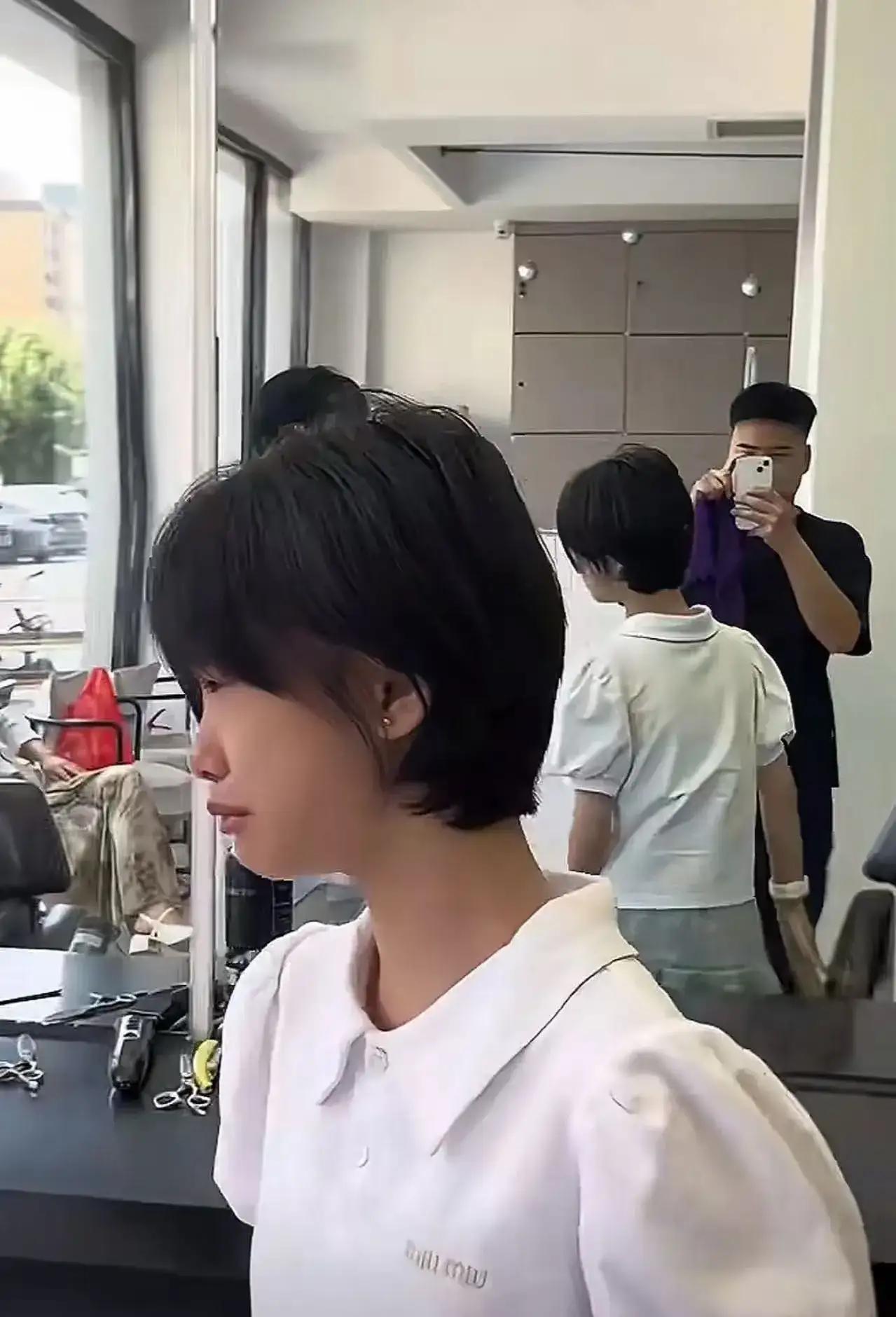 “上初中为什么非得剪短发？”河北邯郸，老师通知开学前剪短发，女生被家长拉去剪了，