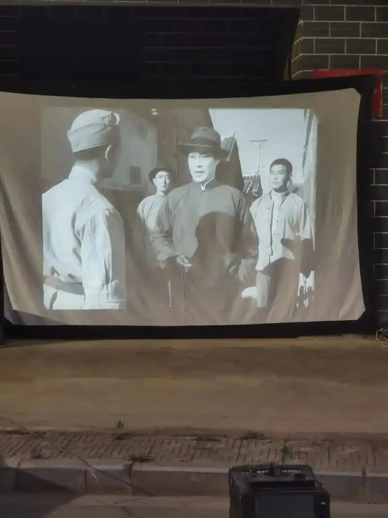 其实看电影这个事情也没那么复杂，好莱坞的电影，现在中国人也没像以前那么喜欢看了。
