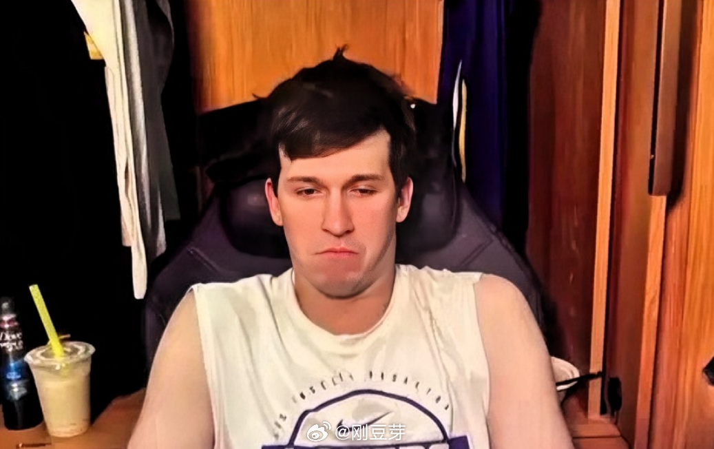 NBA 里夫斯正式拒绝湖人1490万选项！今日，据雅虎体育报道，湖人资深随队记者