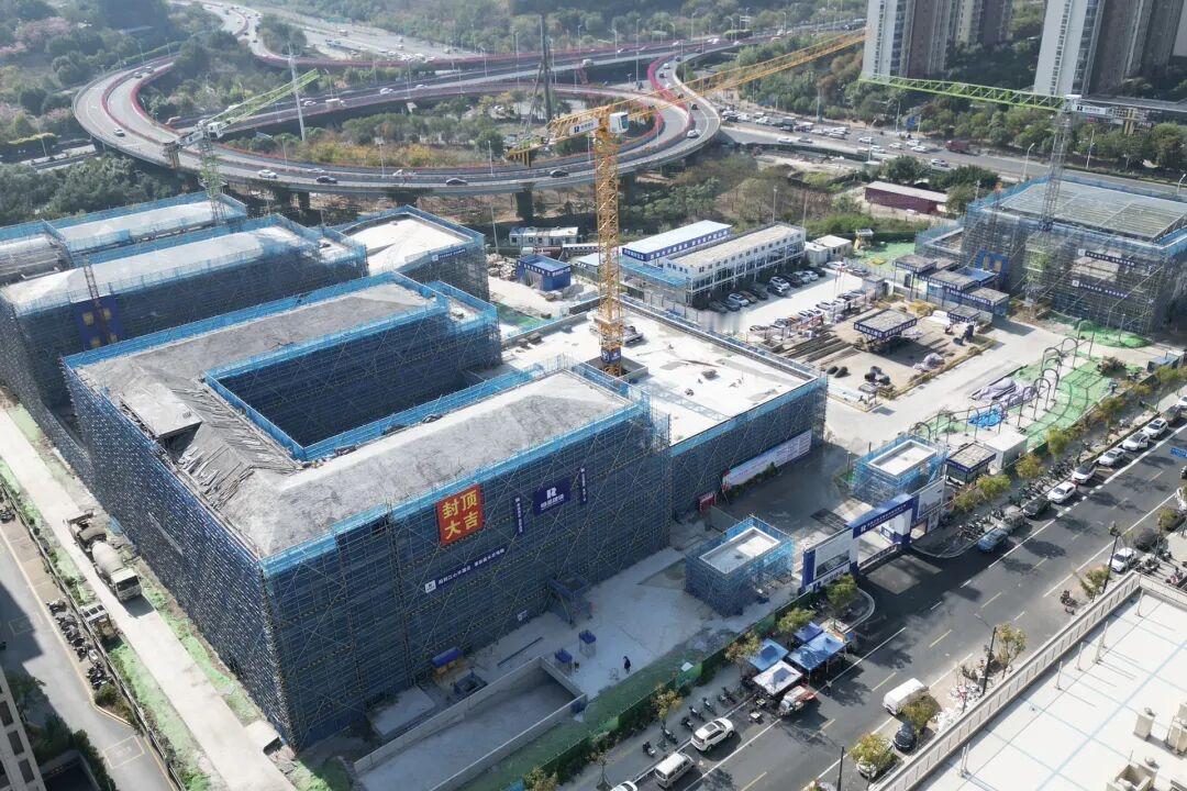 12月17日，随着2教学楼屋面最后一方混凝土浇筑完成，白湖北园片区小学（麦顶分校