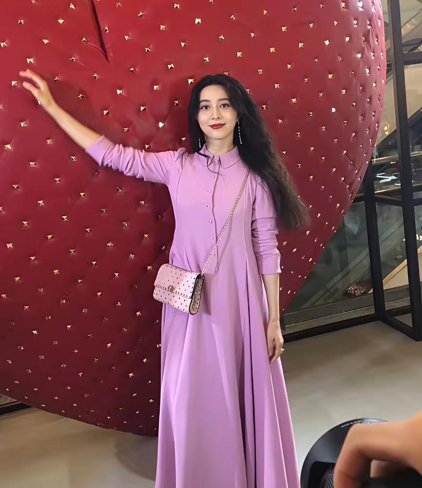 冰冰这个身材很符合她的年龄哈。她的脸还是很好看，顶配，就是体态丰腴，略粗壮，显得