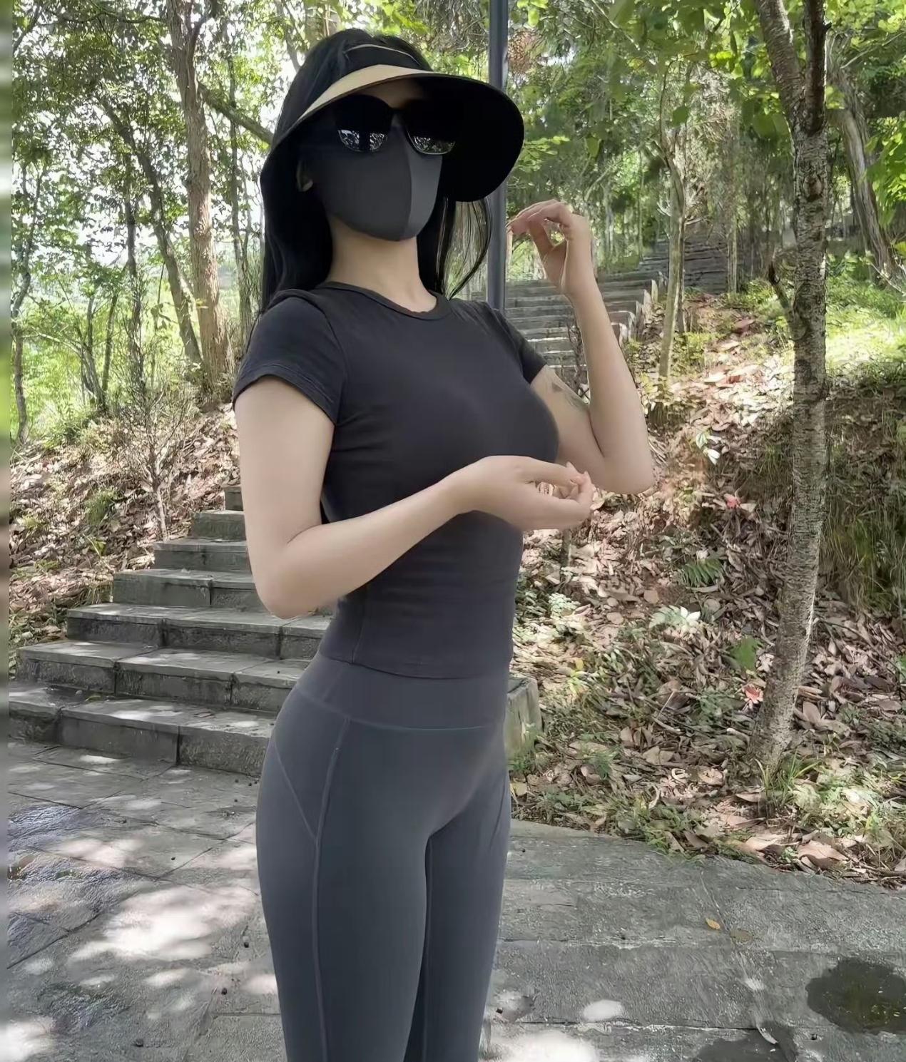 明天早上准备一大早去爬山，你们觉得这样穿去爬山可以吗？ ​​​