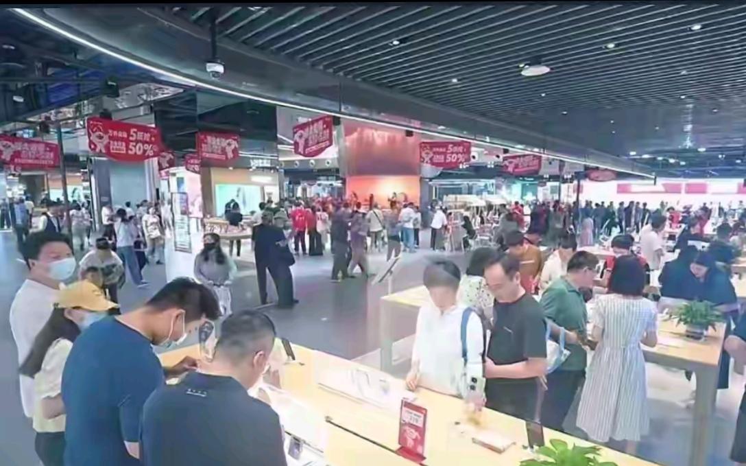 随着冬日的深入，商场里的氛围也愈发热闹起来。人们趁着闲暇时光，纷纷来到商场采购。