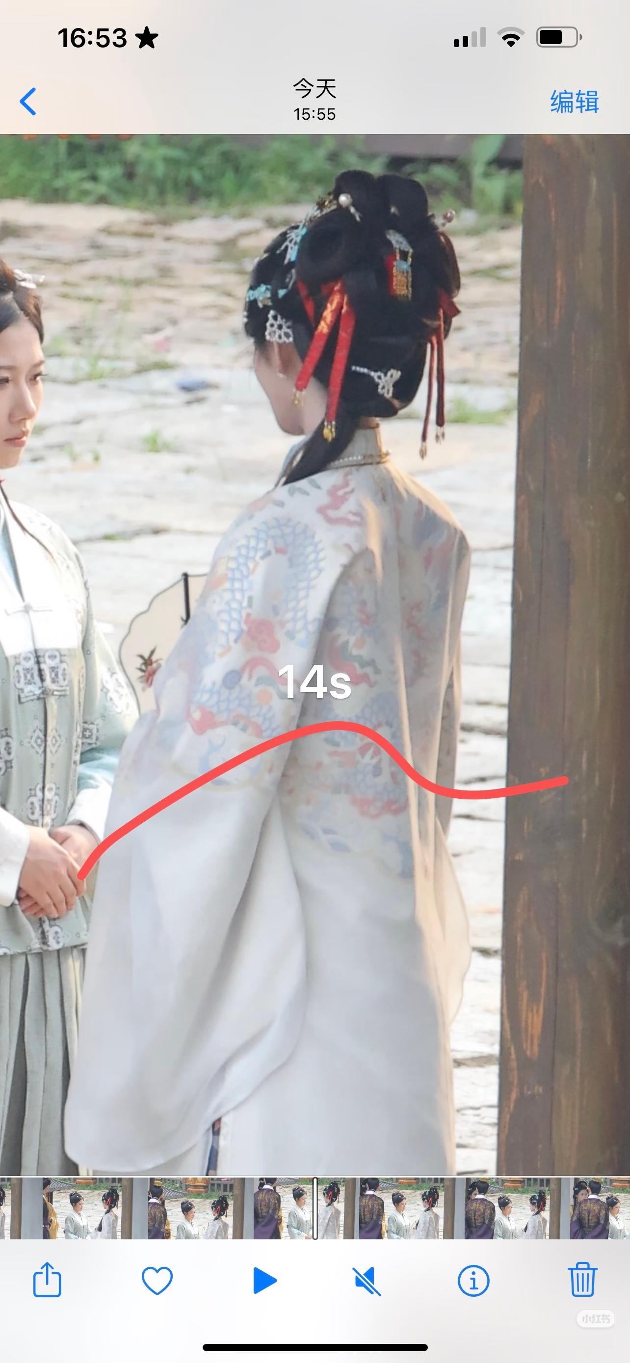 理解不了易小雅和佩佩这次的发挥，没见过明朝哪家后妃穿这么廉价，还留个马尾辫，端庄