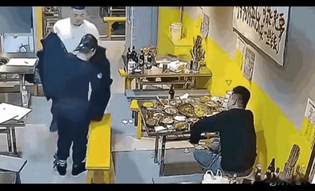 这样的媳妇让谁也无法接受！
 
一对夫妻约好饭店聚餐，女子告诉丈夫，让他先去饭店
