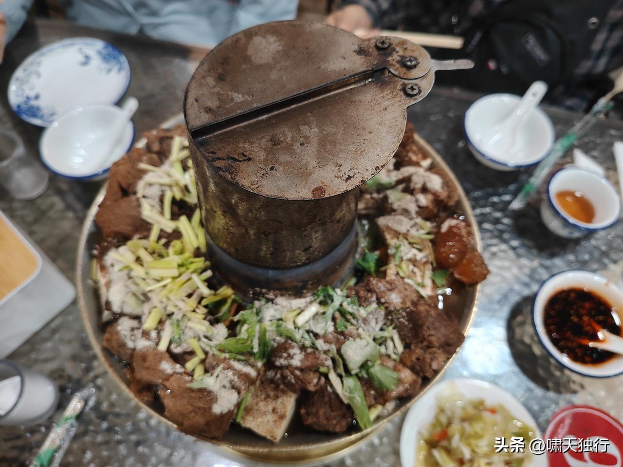 错峰十一长假，这两天来大同游玩。
本来，晚饭想去凤临阁去吃大同名菜扒肉条，结果排