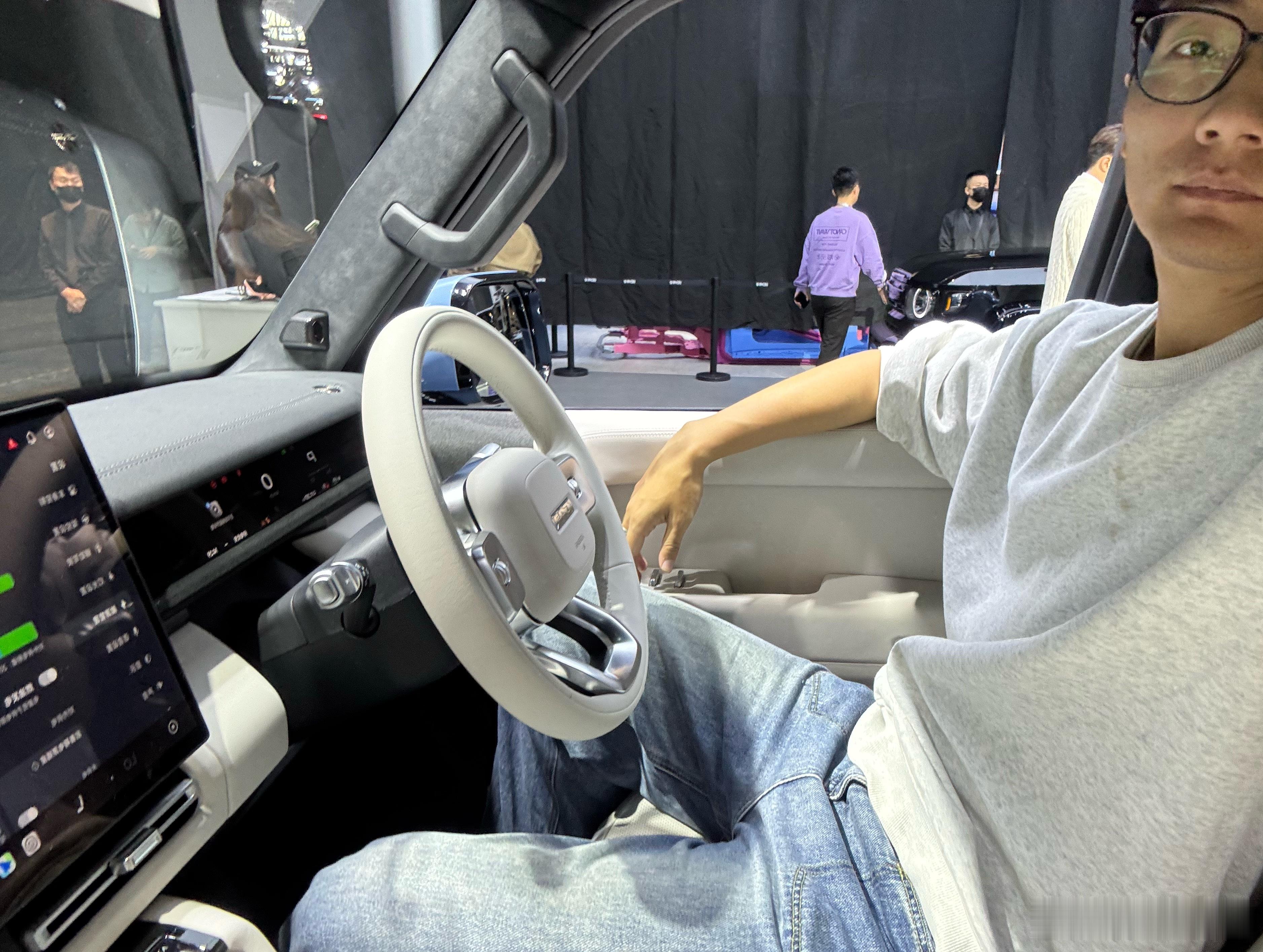 iCAR V27，这次广州车展比较有意思的一台车，正面是卫士，45度是大G，屁股