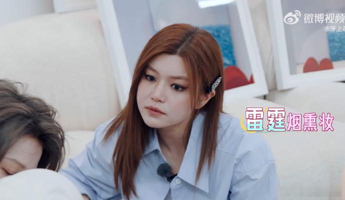 刘雨昕陈妍希笑了八百遍 暖调居家随拍的氛围感拉满，浅蓝与灰的穿搭和谐又日常，两人