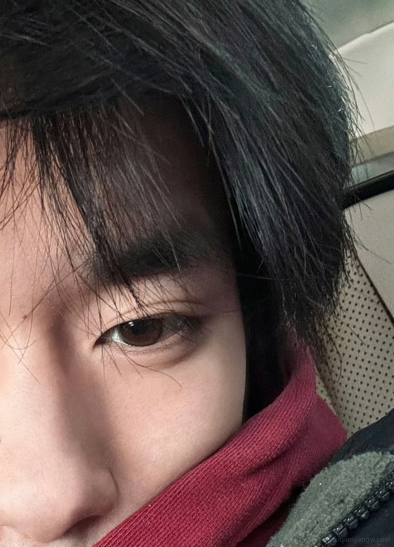 易烊千玺素颜皮肤 好久没看到四字动态了，素颜皮肤状态好好，慕了🥲易烊千玺