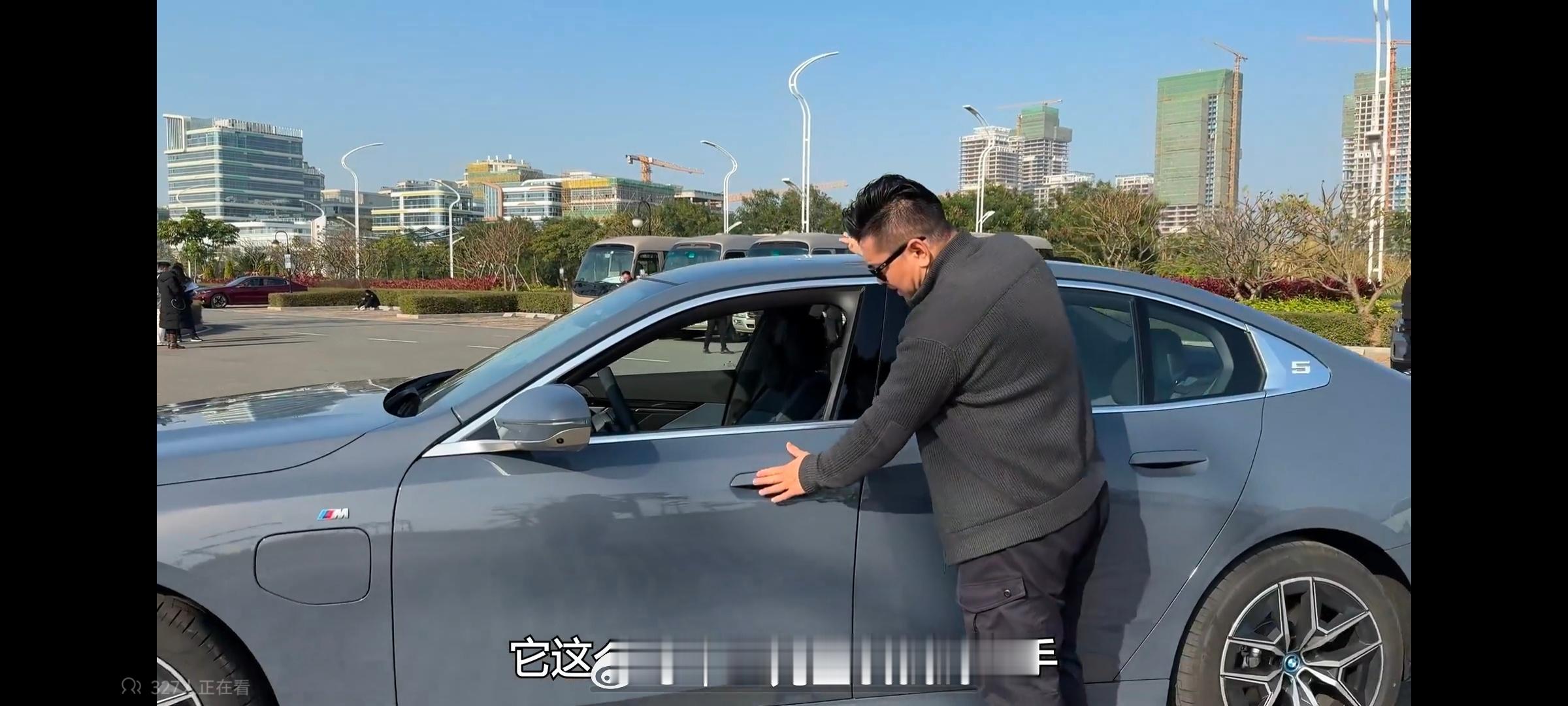 看的i5一镜到底视频，韩哥说新5用的是个半隐藏式门把手，但这个不像大众id和奥迪