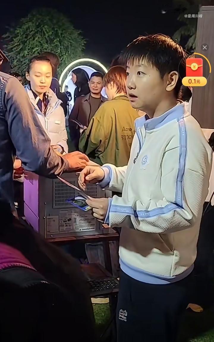 莎莎和佳佳一起来领晚宴照片啦[赞][笑哭]，
今晚这2026年海口亚洲杯球员欢迎