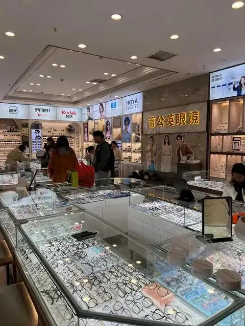 为什么一副不到20克的眼镜，能卖出直逼黄金的价格？
你配眼镜花的两三千块，到底是