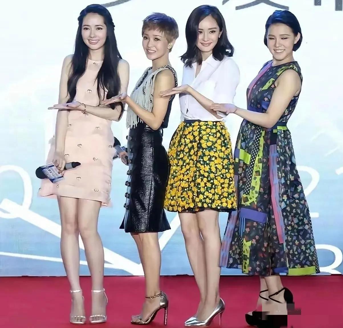 四位女星同框，最惹眼的莫过于白衫花裙，娇柔腰柳，盛颜仙姿的杨幂；长发垂肩的郭碧婷