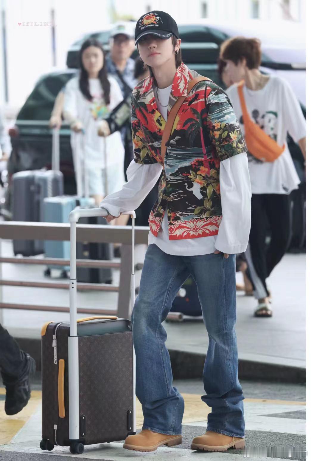 众星携最新LV Horizon拉杆箱亮相机场✈️时尚与奢华完美融合，演绎非凡旅行