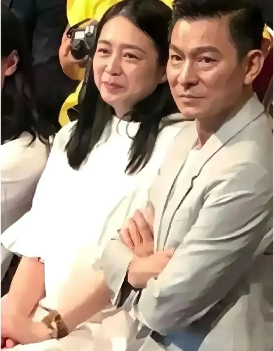刘德华是1961年9月出生的，他的妻子朱丽蒨是1966年4月出生的，两人年龄相差