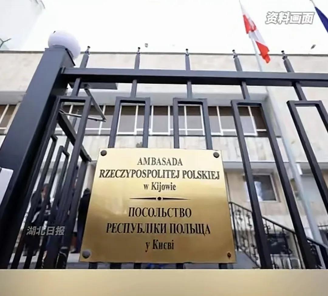 波兰大使馆被炸，普京不断试探北约底线，这件事情非常值得关注，我相信波兰现在非常的