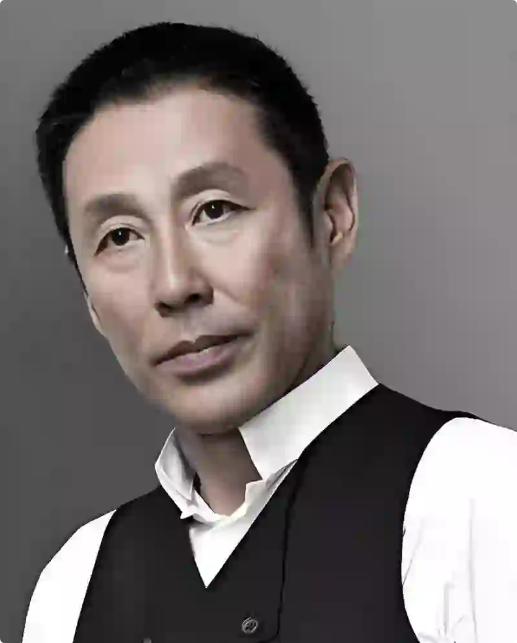 陈道明说："我不羡慕当官的、有钱的，只羡慕两种人：一种是身体硬朗健康活到老，一种