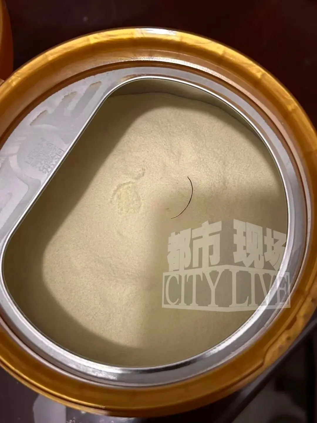#飞鹤奶粉疑有异物厂家仅赔一罐# 【消费者投诉飞鹤奶粉罐内疑有异物，“厂家竟想只