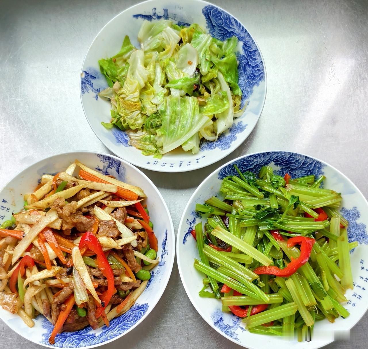 重阳之日，南京是雨天，没法出门，就在家做点家常便饭。

今日老俩口的午餐：荤炒三