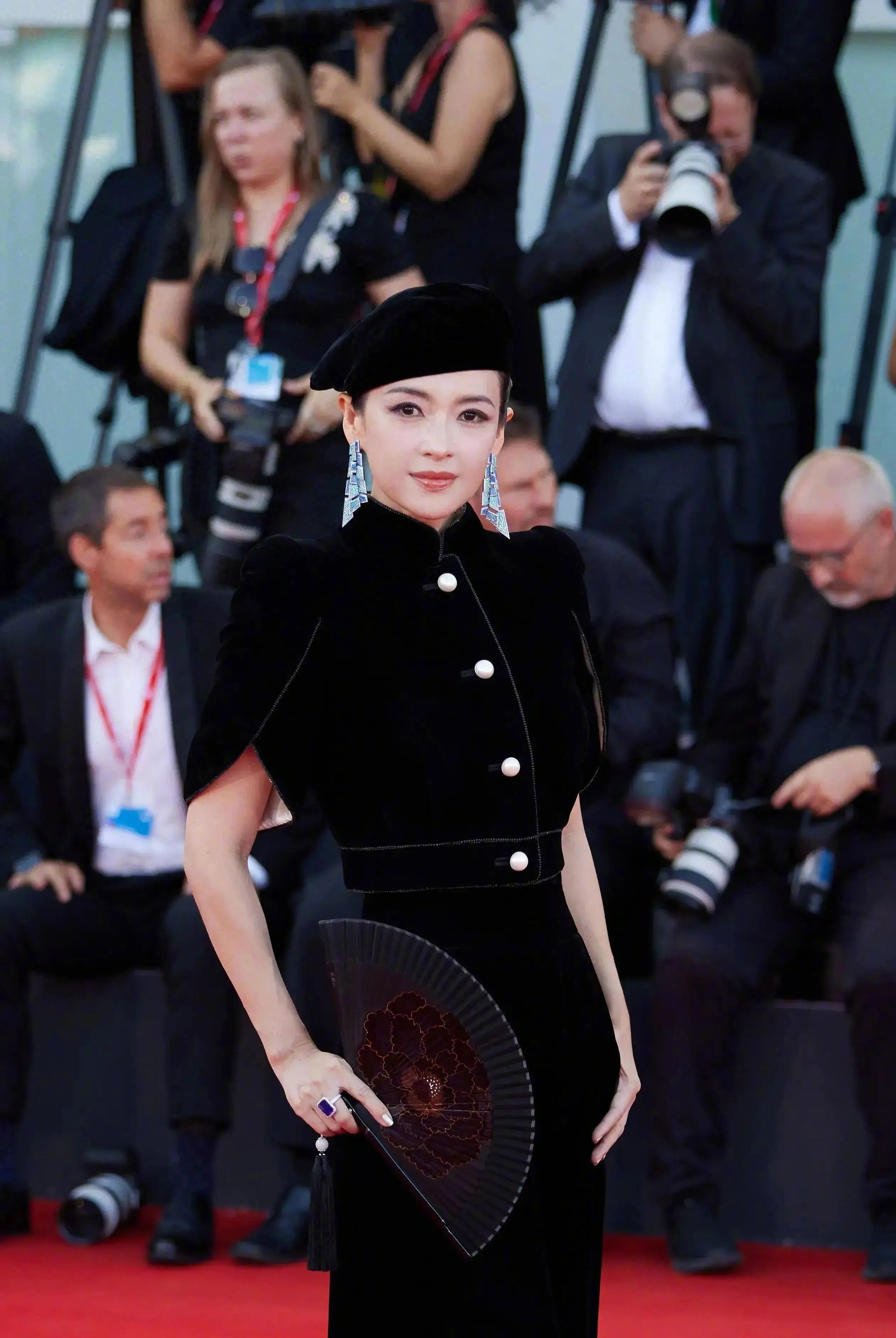 刘浩存演技 被评价总体缺乏天赋秉异，所以不如董洁小家碧玉，也不如巩俐大气惊艳，还