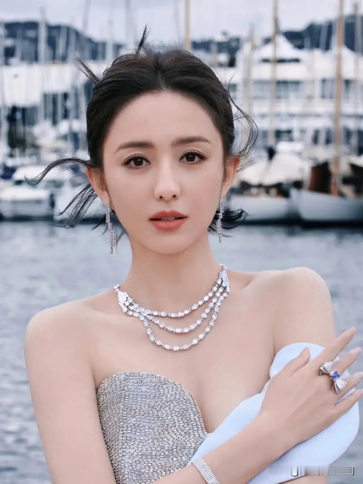 41岁的佟丽娅告诉我们，
就算离婚又怎样，
照样让陈思诚来家里，要让他经常回