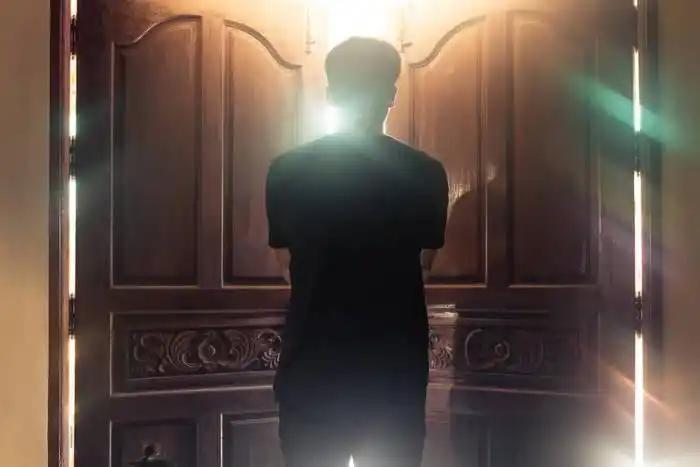 上联：花影摇风，焉知是忧是喜，下联：祥光照门，此必且福且贵。