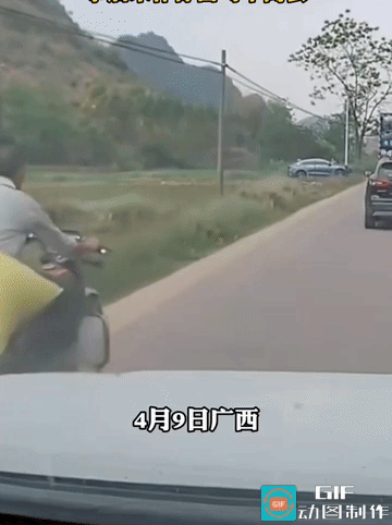 骑手最好不要超路上的小车或大车，因为你的速度正常的情况下，是没有他们快的。
另外