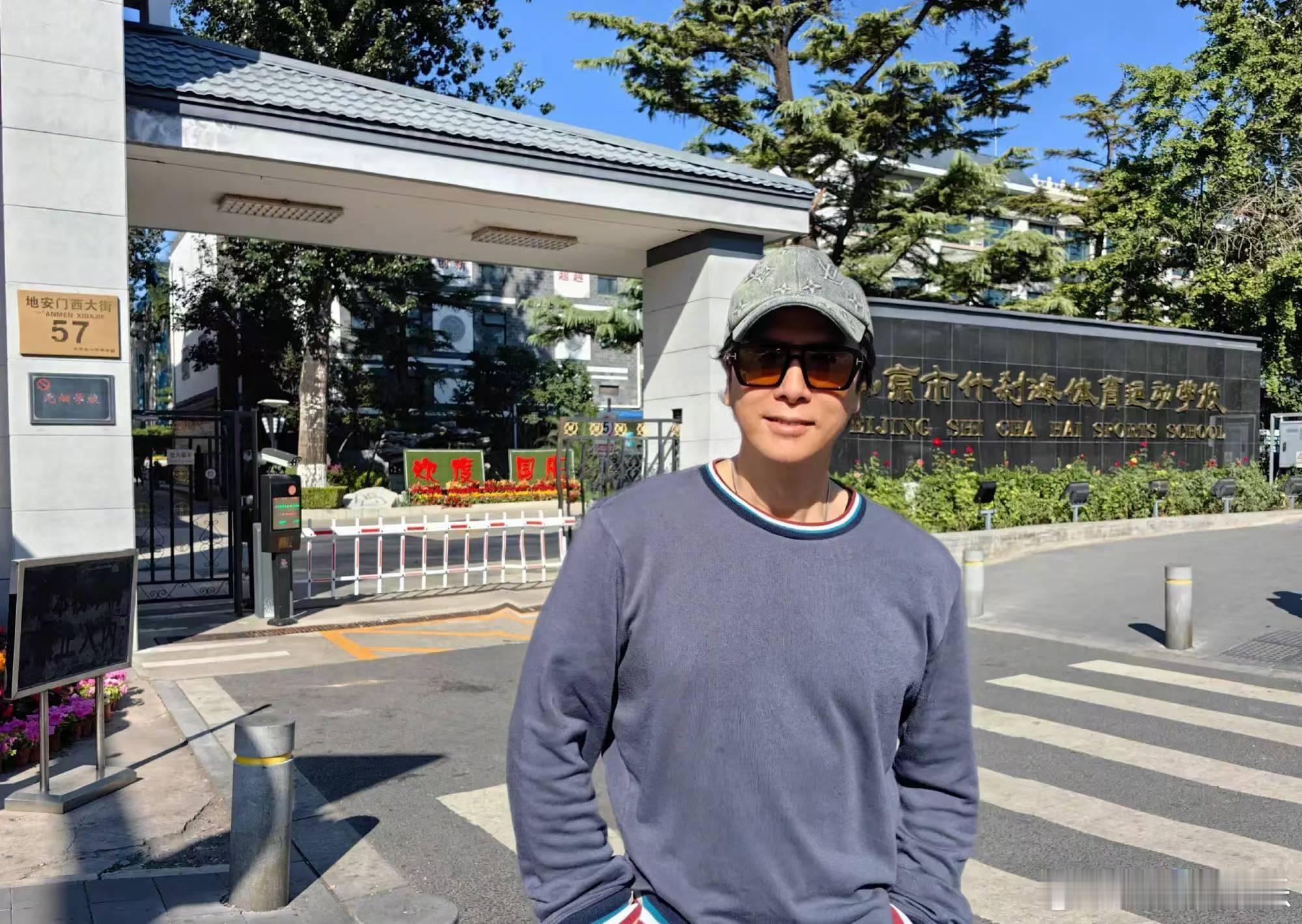 【#61岁甄子丹重返母校#】#61岁甄子丹回母校打卡#17日，61岁甄子丹在社交