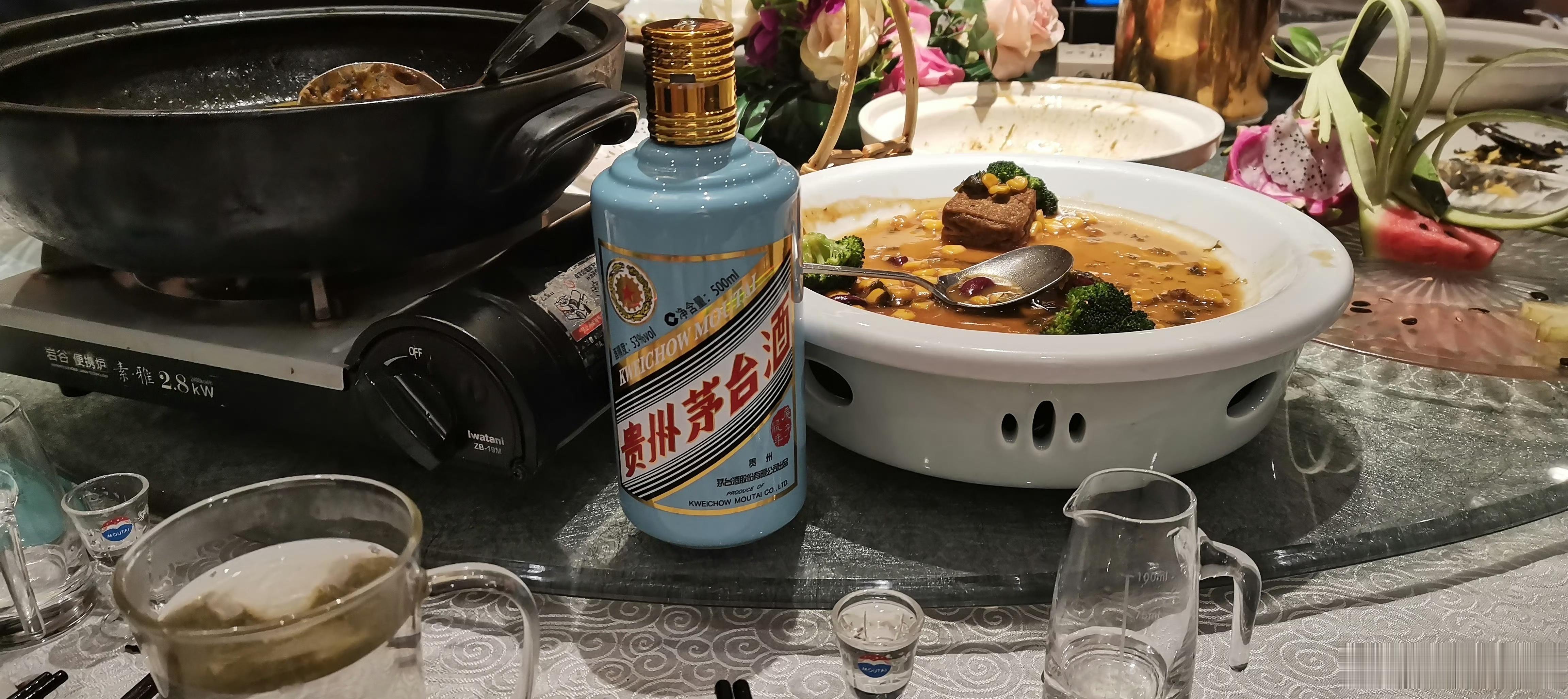 泉州的好兄弟来深圳，我请他吃饭。他带了瓶十五年的茅台，说咱俩的兄弟感情就像这酒，