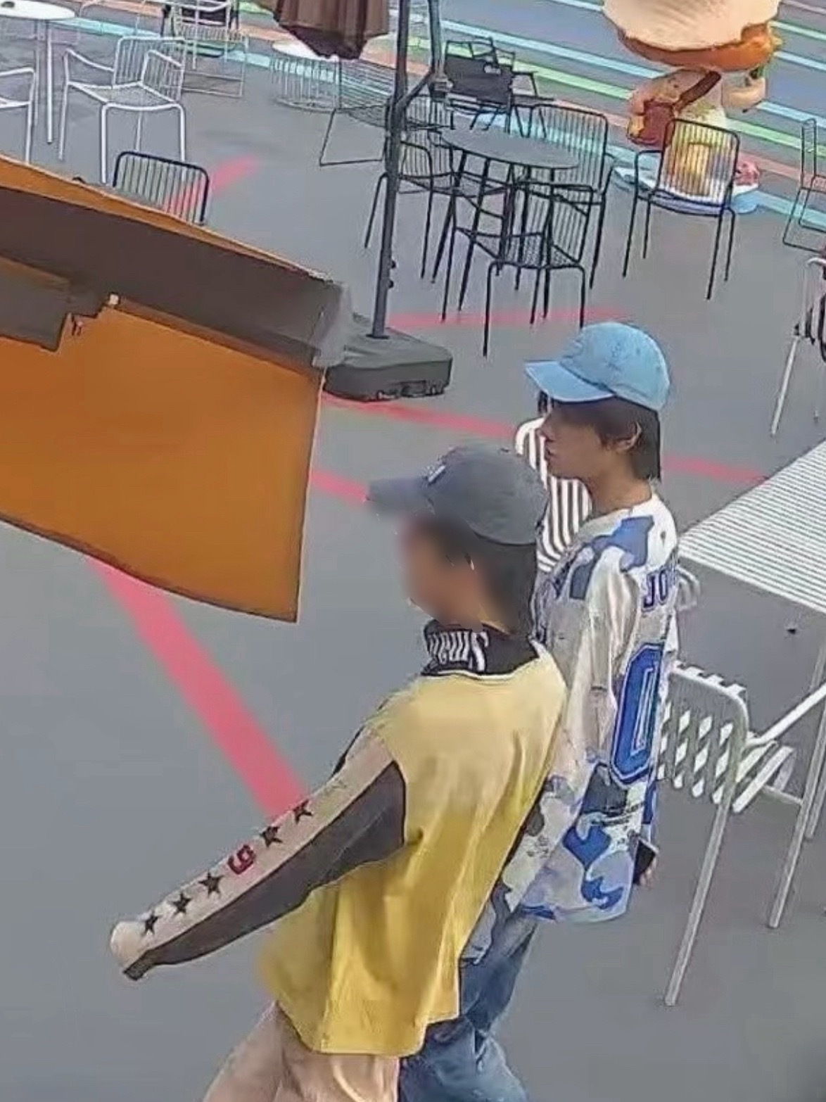 你们看他戴这个帽子好傻好呆萌