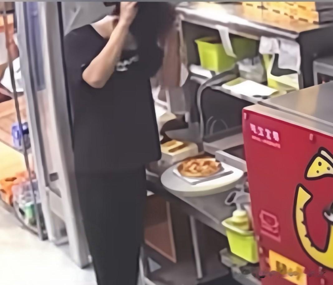 近日，杭州“尊宝比萨”滨河广场一快餐店，因员工与顾客闹矛盾，便在成品披萨上方摘帽