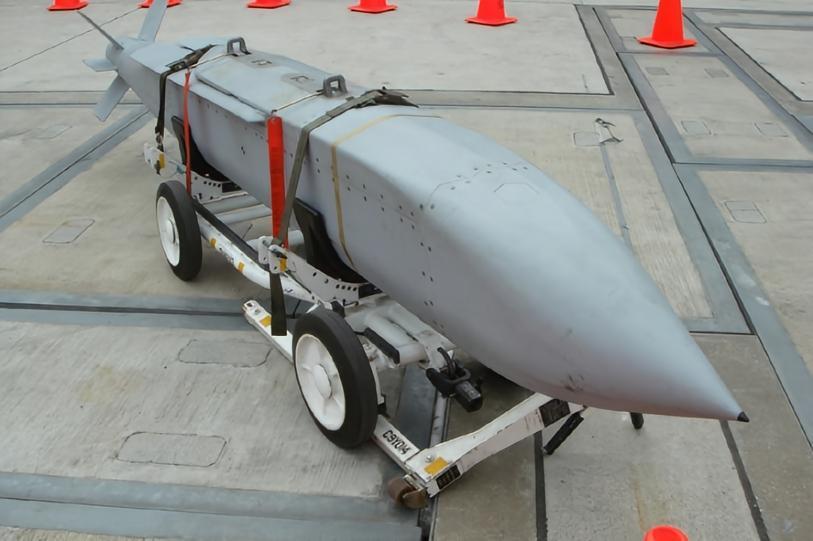 每天认识一件兵器 美国AGM-154联合防区外武器长度：410厘米直径：33厘米