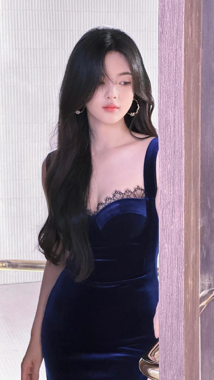 杨超越蕾丝裙开衩好高啊 