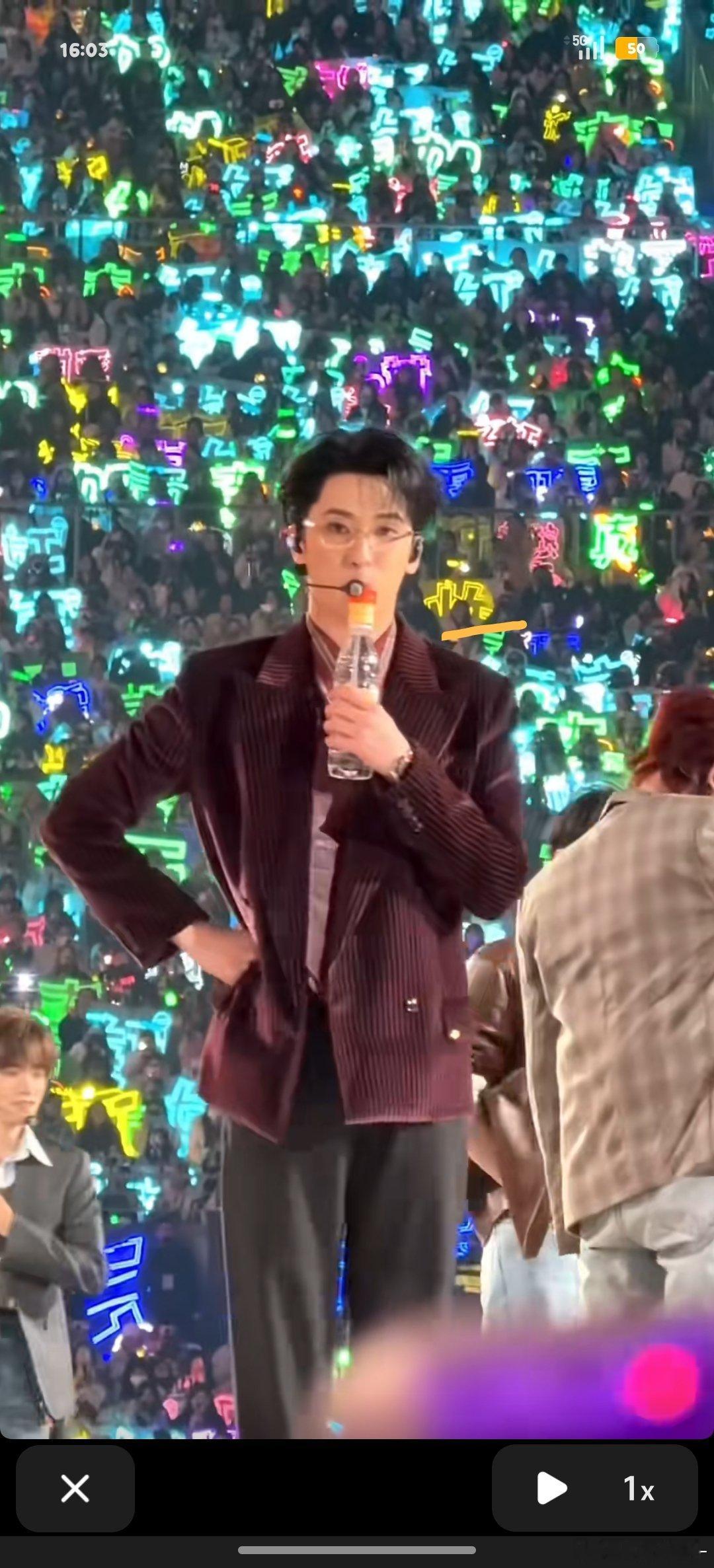 举团灯牌的意义就在这 和浩翔同框啦灯牌➕头灯真的好明显 