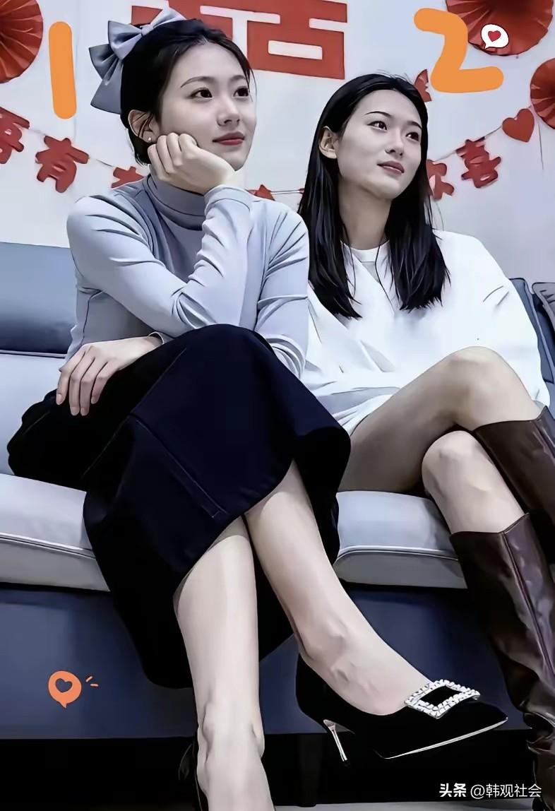 图片中的两位美女：一个穿黑色长裙，头发盘起；一个穿白色短裙，长发飘逸。据说她们一