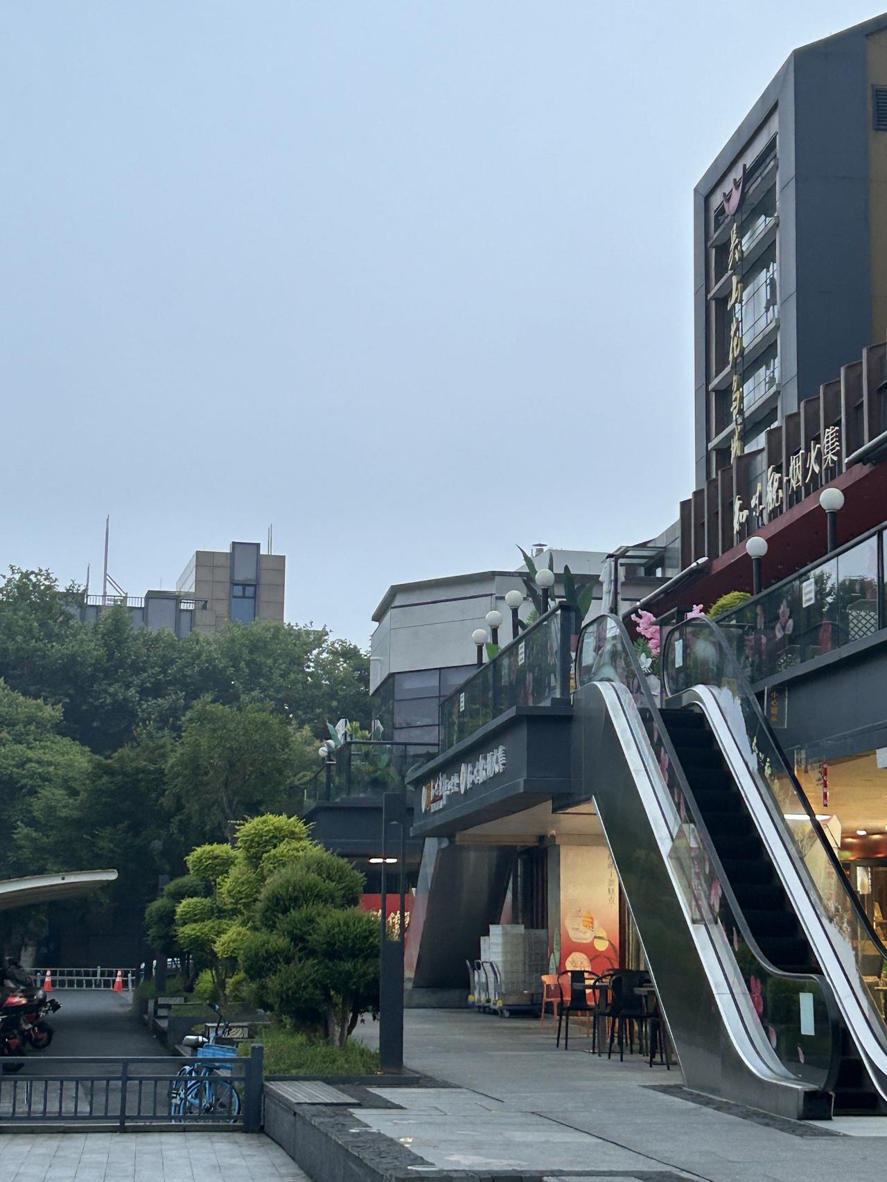 烟火藏于三餐四季，平淡日子也能寻得满心安然。

    平日里常去的吴山广场